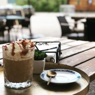 La petite pause terrasse qui fait du bien. 🥰🤗🌅

Un petit café frappé sur notre belle terrasse… ♥️ #mercilavie #tignesaddict #lespoulettesdetignes #cafe